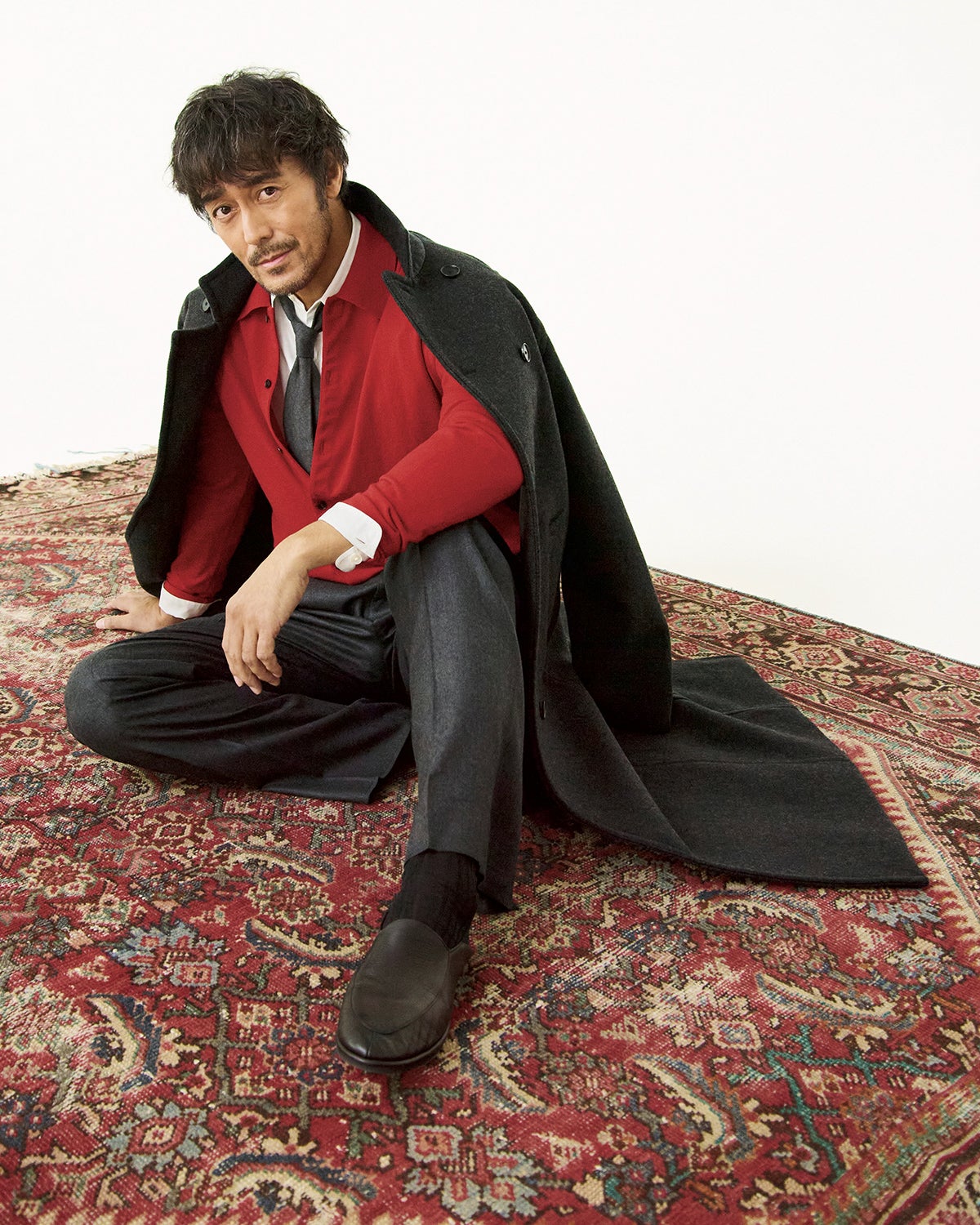 トラディショナルな素材を、現代的そして構築的に仕立てたオーラリーのコート