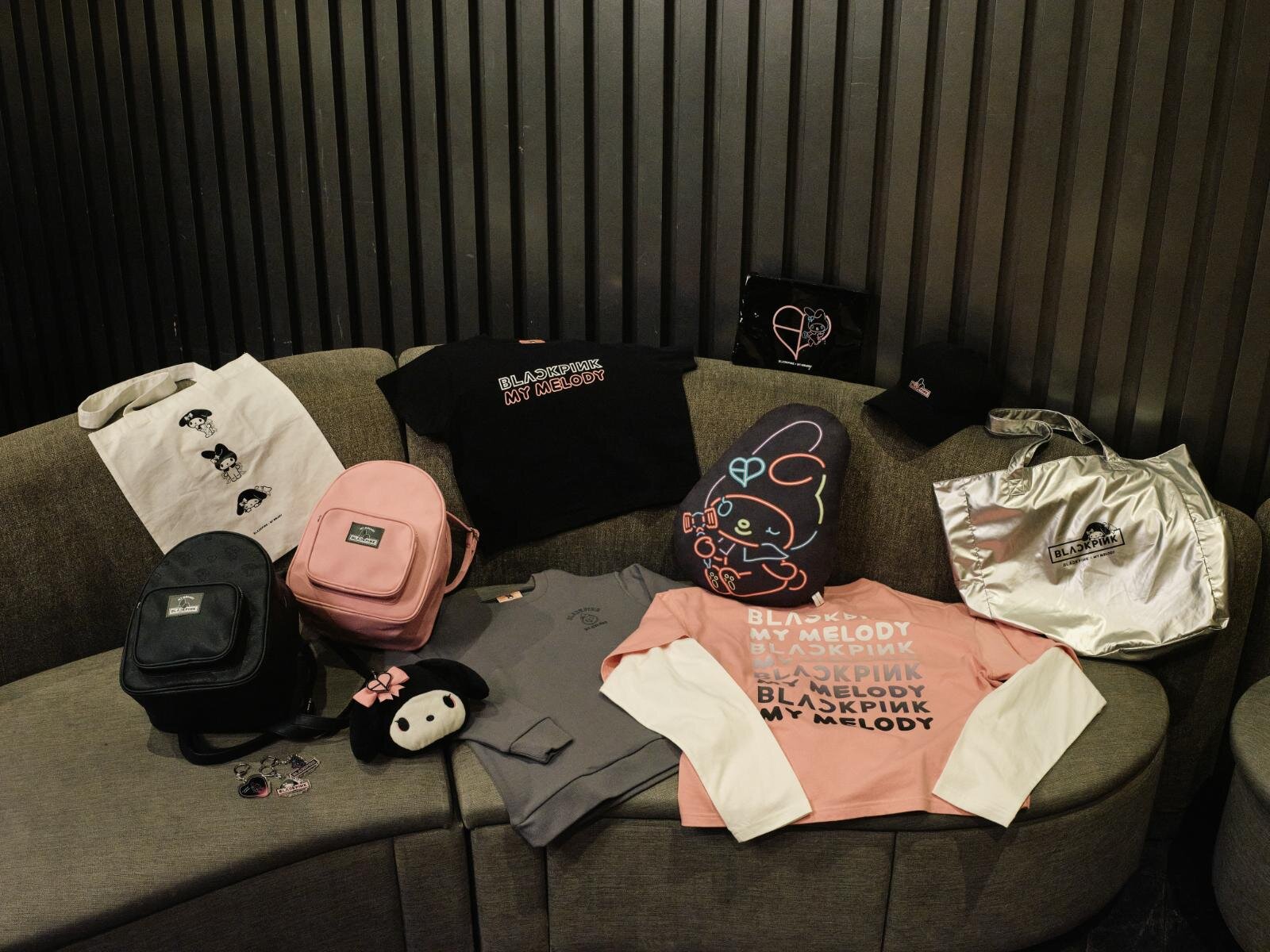 マイメロディ×BLACKPINK、ピンクメイク＆リボン姿のマスコットやTシャツ｜写真1