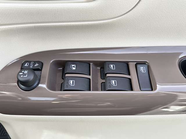 弊社指定業者によるルームクリーニング実施☆エンジンルームから車内まで無料クリーニング♪ご納車前のボディコーティングも専門の業者が常駐しておりクオリティの高いコーティングを低価格にてご提供しております♪