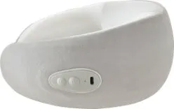 白いアイマスクのクローズアップ画像。