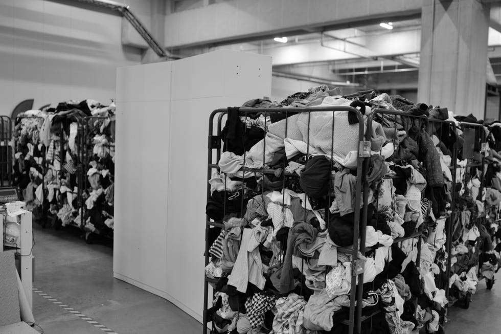 エコミットが回収した古着の山