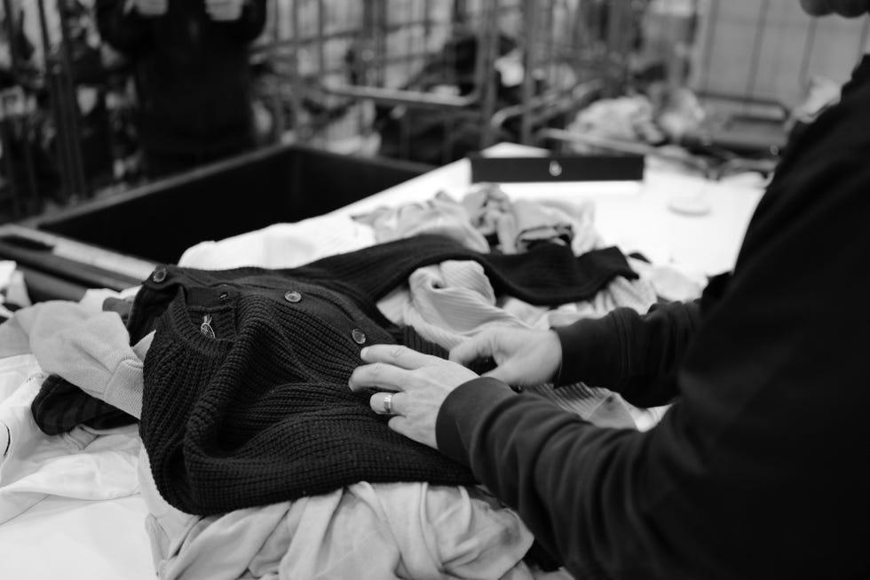 エコミットのスタッフが服を選別している様子