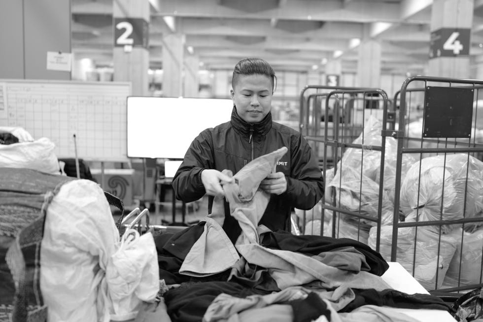 服を選別するプロピッカー沖山さん