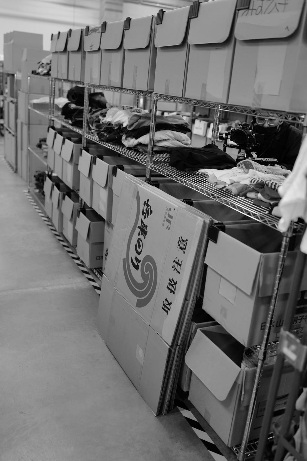 エコミットの倉庫内にある段ボール箱