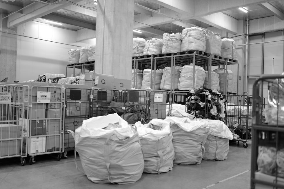 エコミットの倉庫内に置かれた古着