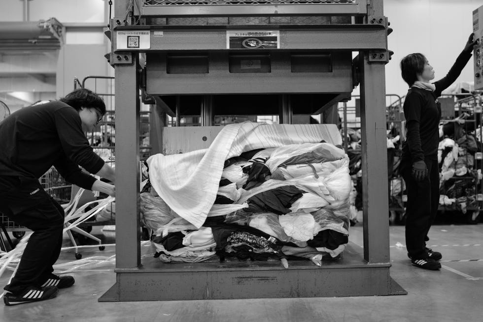 圧縮梱包機（プレス機）によって固められた古着