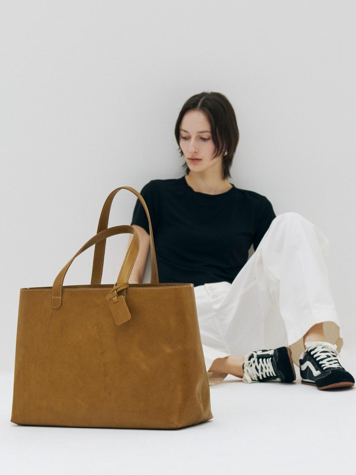 土屋鞄“1枚革仕立て”シリーズ「ディアリオ」、限定色カーキを纏った大容量トートやミニ財布 | 写真