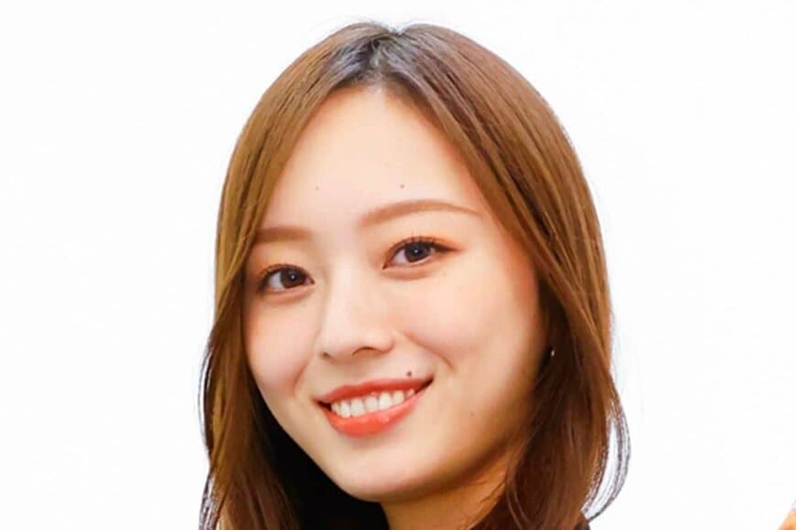 乃木坂46梅澤美波 Barで撮られた“大人”なオフショット公開 タイトな衣装も完璧に着こなす美スタイルに注目