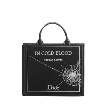 【Dior】小説の表紙をバッグに。アイコン「ディオール ブックトート」が大人の毎日に選ばれる理由_img5