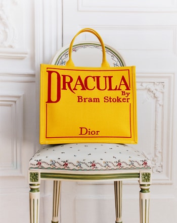 【Dior】小説の表紙をバッグに。アイコン「ディオール ブックトート」が大人の毎日に選ばれる理由_img0