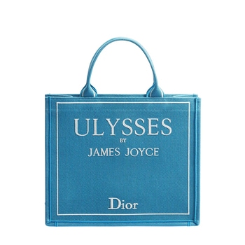 【Dior】小説の表紙をバッグに。アイコン「ディオール ブックトート」が大人の毎日に選ばれる理由_img4
