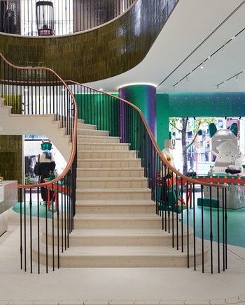 【ロエベ】可愛いスイーツも揃う、日本最大の「カサロエベ銀座」。新店舗の魅力と注目の新作コラボアイテムは？_img1