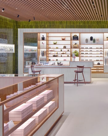 【ロエベ】可愛いスイーツも揃う、日本最大の「カサロエベ銀座」。新店舗の魅力と注目の新作コラボアイテムは？_img3