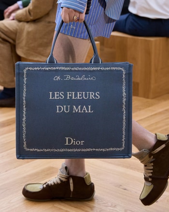 【Dior】小説の表紙をバッグに。アイコン「ディオール ブックトート」が大人の毎日に選ばれる理由_img1