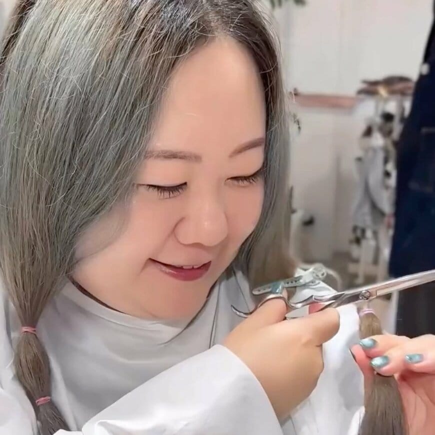 「切れました」グラデーションカラーの女性がヘアドネーションで激変！個性派スタイルが美しすぎる