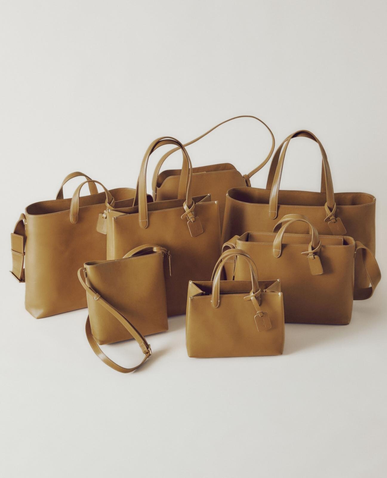 土屋鞄“1枚革仕立て”シリーズ「ディアリオ」、限定色カーキを纏った大容量トートやミニ財布 | 写真