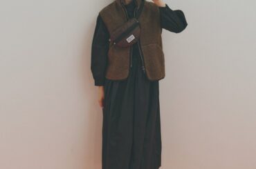 冬の定番色はこう着る！黒のシャツワンピースはブラウン小物で一気にこなれる【FUDGE 2月号連動企画-2色であの子はお洒落する | DAY 15】 | FUDGE FRIEND | ファッション