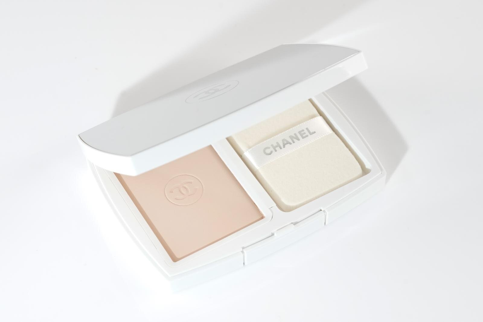 シャネル「エクラ プルミエ コンパクト」SPF 30/PA+++ 全7色 各12,650円/リフィル 9,460円