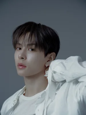 HYBEが手掛ける新世代J-POPボーイズグループaoen 誰かに心が動いた瞬間の1秒を切り取った最新作 3月18日(水)リリース 2nd Single「秒で落ちた」の新ビジュアル「Visual Photo -0秒 ver.-」で”秒落ちフェイス”を公開！ 新たな感情が芽生えた瞬間を捉えたビジュアルに注目