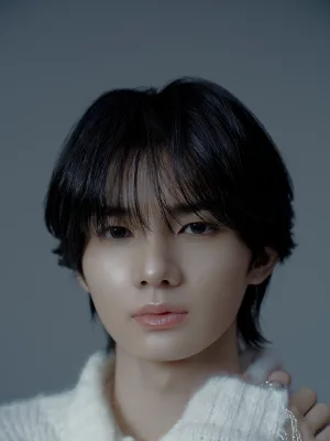 HYBEが手掛ける新世代J-POPボーイズグループaoen 誰かに心が動いた瞬間の1秒を切り取った最新作 3月18日(水)リリース 2nd Single「秒で落ちた」の新ビジュアル「Visual Photo -0秒 ver.-」で”秒落ちフェイス”を公開！ 新たな感情が芽生えた瞬間を捉えたビジュアルに注目