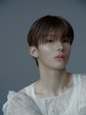 HYBEが手掛ける新世代J-POPボーイズグループaoen 誰かに心が動いた瞬間の1秒を切り取った最新作 3月18日(水)リリース 2nd Single「秒で落ちた」の新ビジュアル「Visual Photo -0秒 ver.-」で”秒落ちフェイス”を公開！ 新たな感情が芽生えた瞬間を捉えたビジュアルに注目