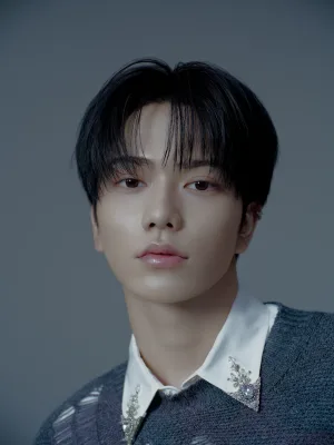 HYBEが手掛ける新世代J-POPボーイズグループaoen 誰かに心が動いた瞬間の1秒を切り取った最新作 3月18日(水)リリース 2nd Single「秒で落ちた」の新ビジュアル「Visual Photo -0秒 ver.-」で”秒落ちフェイス”を公開！ 新たな感情が芽生えた瞬間を捉えたビジュアルに注目