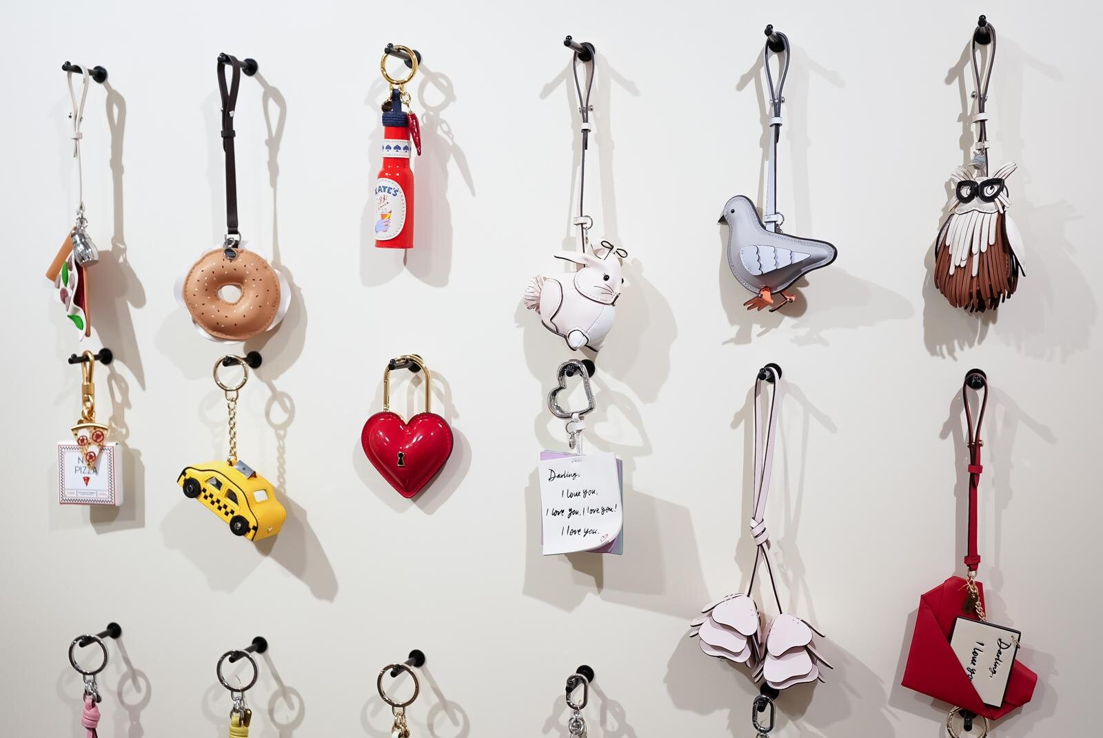 ケイト・スペード ニューヨークのバッグチャーム - ピザや花、ラブレターがモチーフに｜写真12