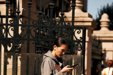 バックルブーツがストリートを席巻！2026年バイカーの次に来る一足とは？ | Vogue Japan