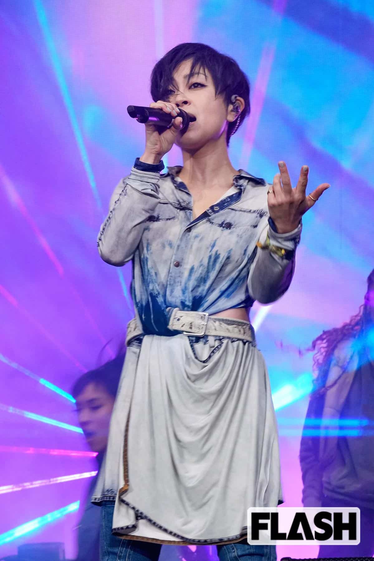 宇多田ヒカル エルメスのファッションショーに登場…“全身ブラック”姿に「もはやスーパーモデル」ファン釘付け