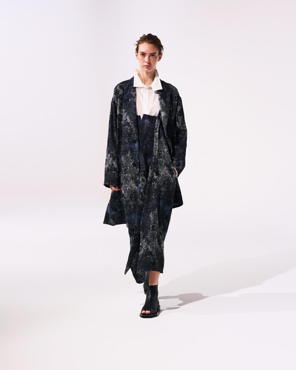 Y'sから“絨毯柄”ジャカードのドレス＆ジャケット、荒々しい花を描いたシャツドレスも｜写真23