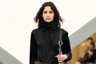 ブラウン×ブラック──ファッションのルールを更新する、2026年の最旬カラーコンビネーション | Vogue Japan