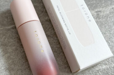 【トーン】2026春コスメ ペタル ブルーミング マット リップ万能カラーをスウォッチ付きでご紹介♪