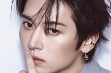 日本初ソロカバー!! 《Stray Kidsのリノ》が4月号のW表紙に!!　踊る宝石リノ、至高の物語＆両面ミニフォトカード付き