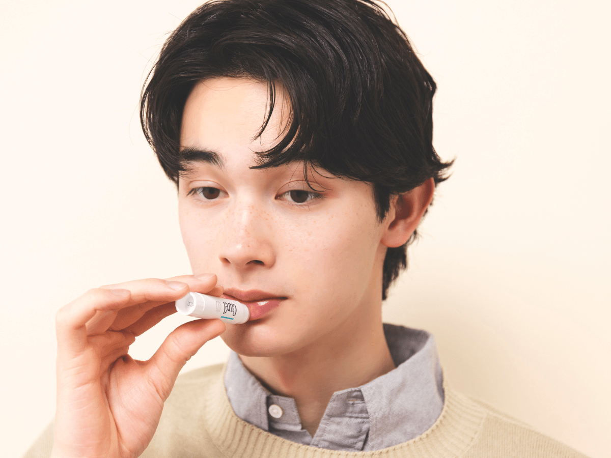 リップ塗り方：まずは下唇から“縦”に塗る