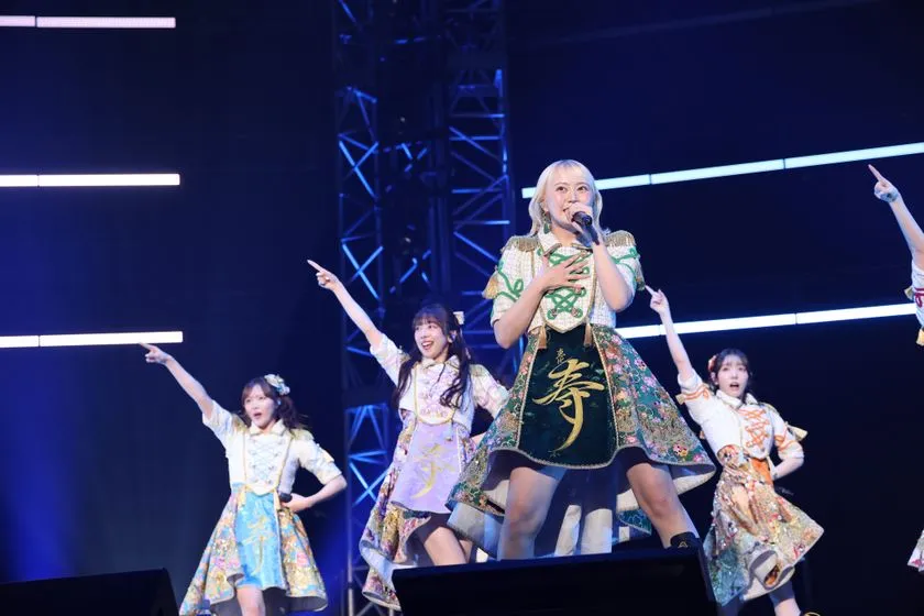 Kandy Jam vol.1のパフォーマンス中に歌唱するメンバーのステージ写真