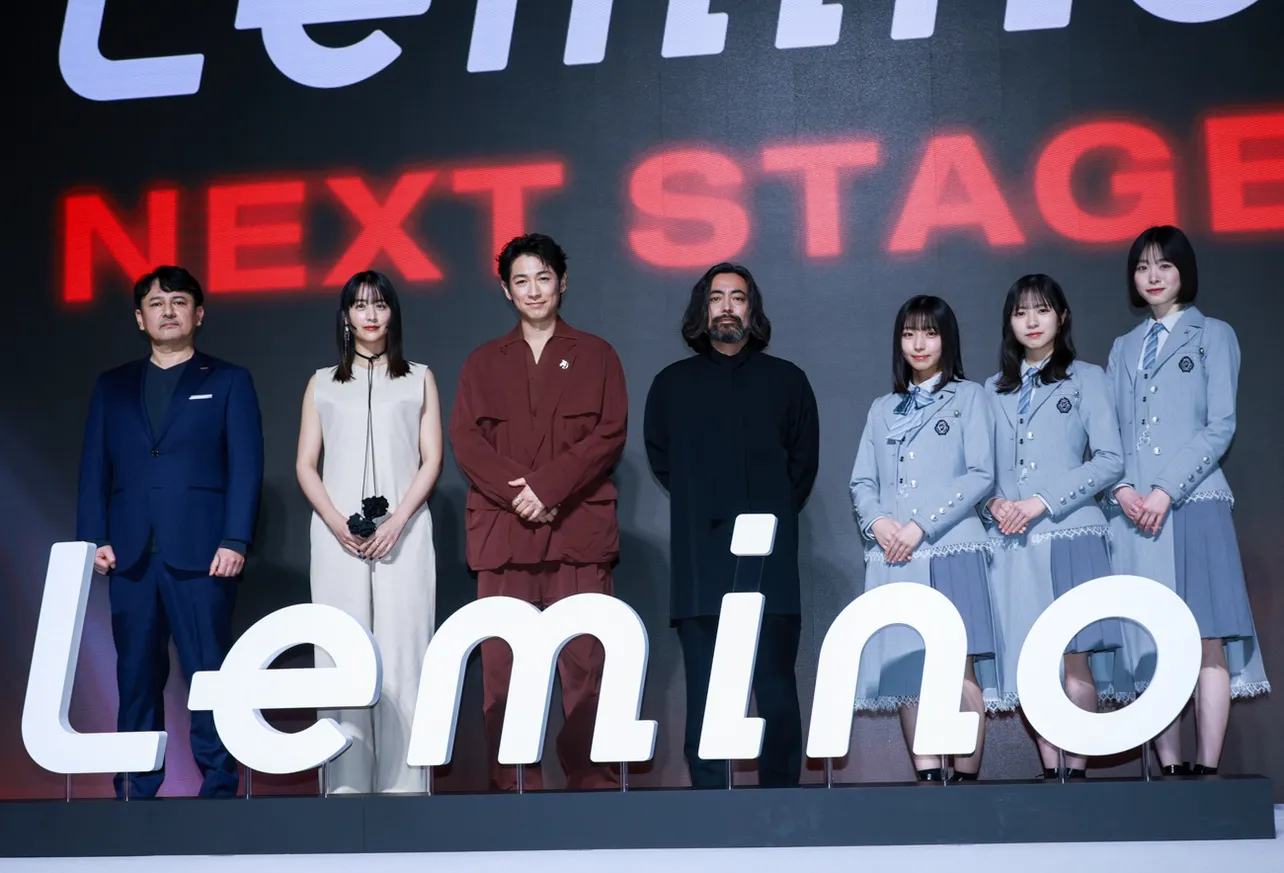 「Lemino NEXT STAGE」に登壇したNTTドコモの鈴木基久氏、山本美月、ディーン・フジオカ、山田孝之、大野愛実、正源司陽子、高橋未来虹(写真左から)