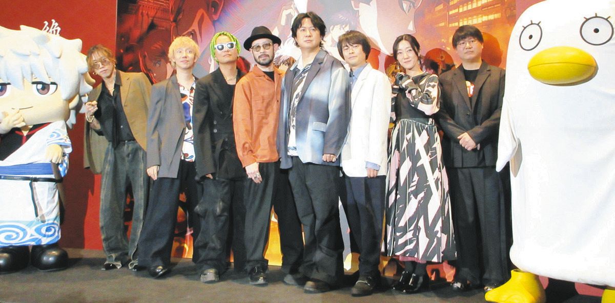 あいさつする(左から)渋谷龍太、柳沢亮太、上杉研太、藤原"37才"広明、杉田智和、阪口大助、釘宮理恵、安藤尚也監督