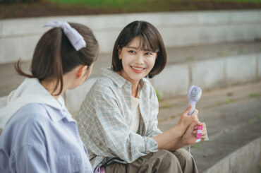 「咳と推し活は隠せない」「推しが幸せなら十分」名言の数々に共感の嵐！　スヨン＆キム・ジェヨン「アイドルアイ」 | cinemacafe.net