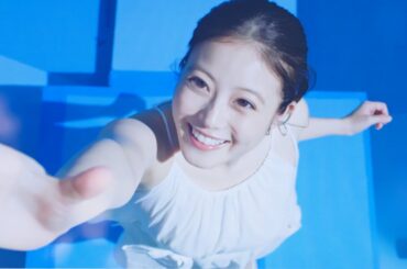 今田美桜、透明感あふれる真っ白ワンピで軽やかに宙舞う！　「サンカット®」新UV TVCM「体感！無重力感」篇