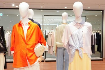 プラステ26年春夏“きれいめカジュアル”ウェア、パステル色シアーシャツ＆やわらかデニムパンツ - ファッションプレス