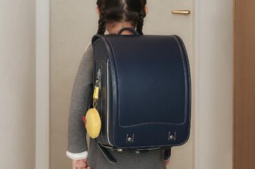 フェイラー初のランドセル - 内装に“ハイジ”柄を配した高級感ネイビー、アヒルチャーム付き - ファッションプレス