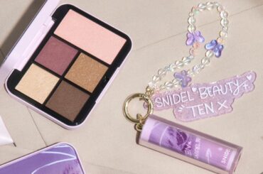 スナイデル ビューティ×NCT TENの26年春コスメ“淡い恋心”映す煌めきパープルアイパレ＆リップ - ファッションプレス