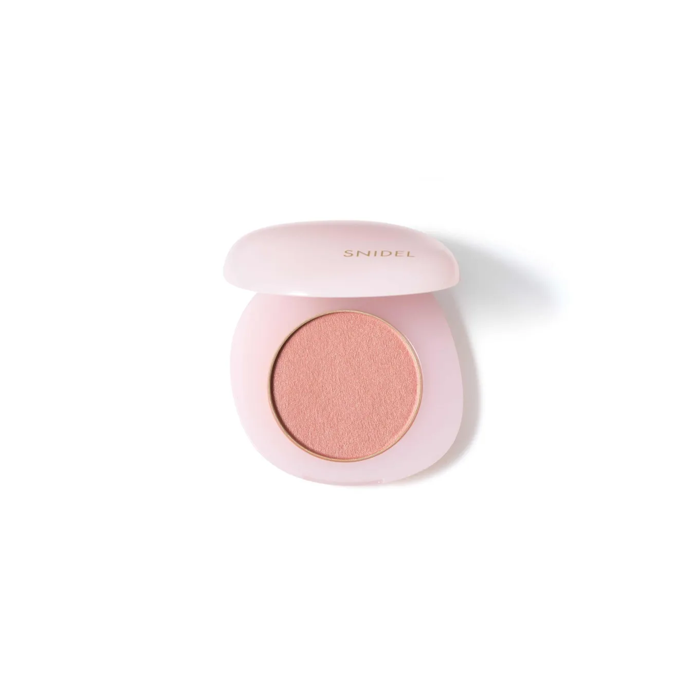森香澄が魅せる【可憐&クール】な新境地!SNIDEL BEAUTY特設ページ「Soft Glow, Sharp Gaze」本日公開でファン必見! 3 SNIDELのチークのクローズアップ写真。ピンク色のコンパクトに入ったチークで、背景は白。