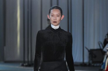 フェティコ、1920〜30年代のミューズたちに着想。成熟した女性の姿を描く【2026-27年秋冬 東京コレクション】 | Vogue Japan