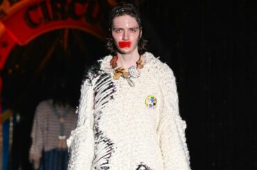 レシス 2026-27年秋冬コレクション、少年時代の夢と“これまでの時間”を詰め込んだ見世物ショー - ファッションプレス