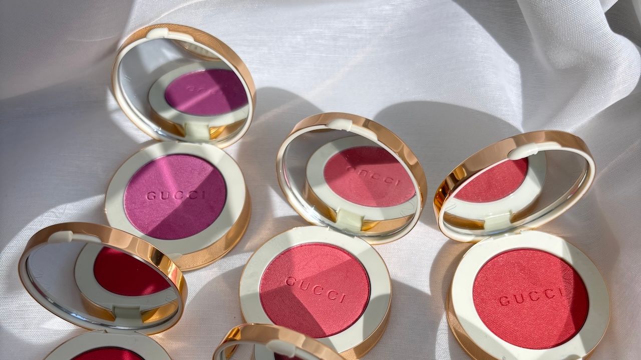 2026年春の新作「グッチ グロウ ブラッシュ」全6色レビュー。血色とツヤを両立する使い心地は?【美容ライターの速レポコスメ】 | Vogue Japan 2026年春の新作「グッチ グロウ ブラッシュ」全6色レビュー。血色とツヤを両立する使い心地は?【美容ライターの速レポコスメ】 | Vogue Japan
