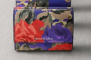アクネ ストゥディオズ“レトロな花柄”の3つ折り財布、オレンジorパープルの「カメロ」バッグも - ファッションプレス