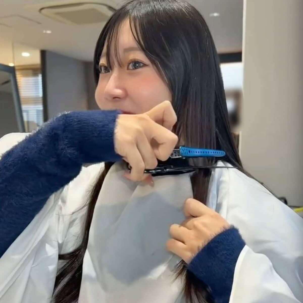 【大変身】「今日は姉の紹介で」ロングヘアの妹が姉真似して大胆カットに挑戦→激カワ姿に美容師「お姉ちゃんそっくり!」 イメチェン成功で「めっちゃ綺麗」とご本人も大満足 | LIMO | くらしとお金の経済メディア 【大変身】「今日は姉の紹介で」ロングヘアの妹が姉真似して大胆カットに挑戦→激カワ姿に美容師「お姉ちゃんそっくり!」 イメチェン成功で「めっちゃ綺麗」とご本人も大満足 | LIMO | くらしとお金の経済メディア