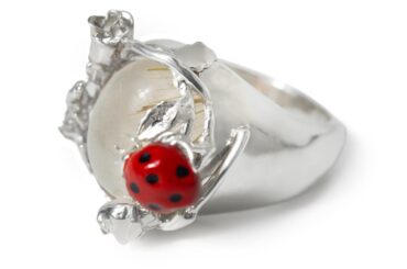 e.m. 「秘密の花園」イメージ“花＆てんとう虫”モチーフの天然石リング、横浜限定で - ファッションプレス