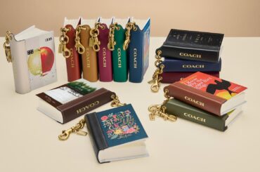 コーチ“本を読める”「ブック バッグ チャーム」恩田陸や宮下奈都の書籍がバッグチャームに - ファッションプレス
